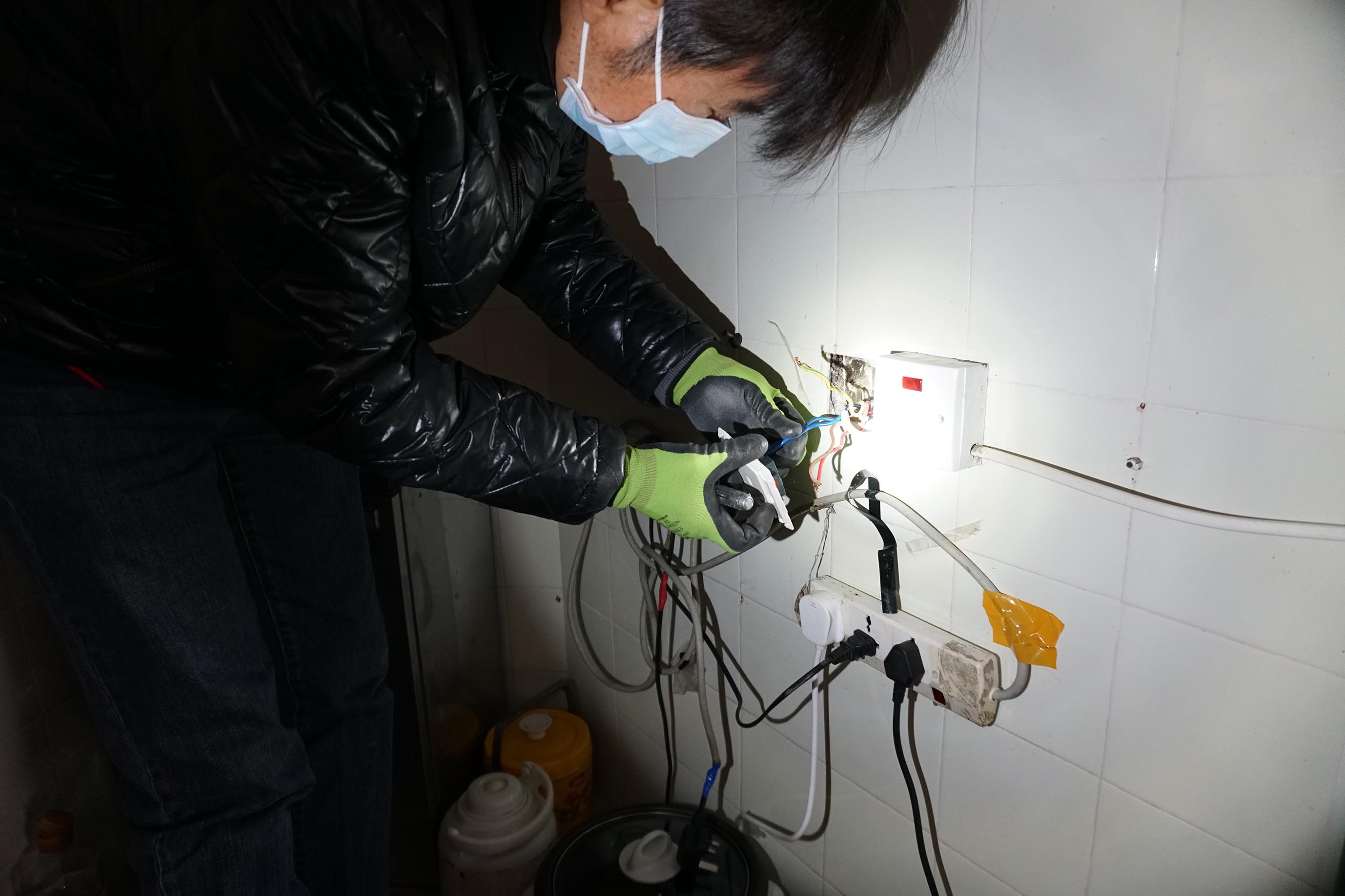 本局與電力公司人員協助氹仔社屋租戶檢查及維修電力裝置